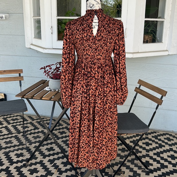 Lightweight, Balloon Sleeve, Smocked Floral Dress with Pockets - Picture 4 of 8